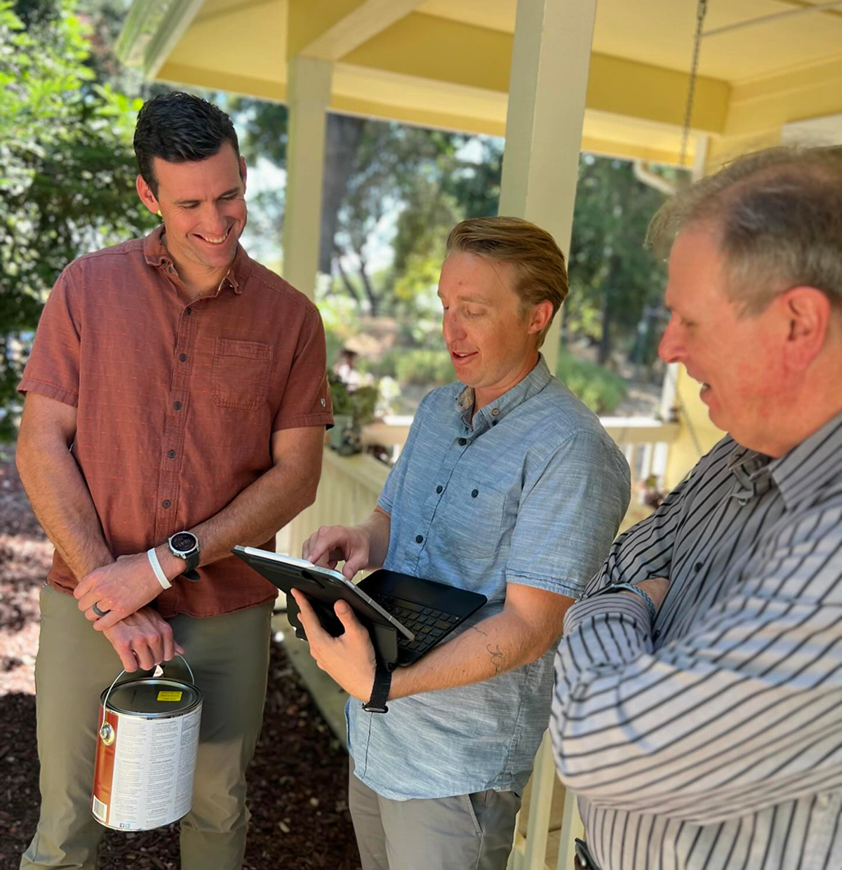 team-members-painting